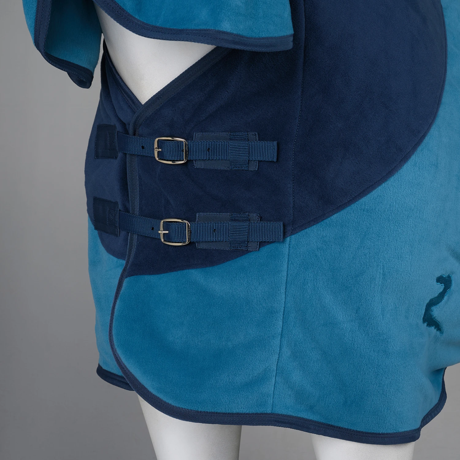 Horze Turin Fleece-Abschwitzdecke Mit Halsteil 5 Horze Turin Fleece-Abschwitzdecke Mit Halsteil – Bild 3