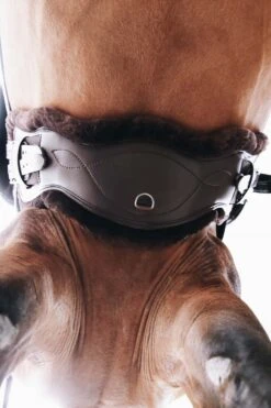 Kentucky Horsewear Anatomischer Lammfell Gurtschoner -Pferdedecken Store 338010 BR 3