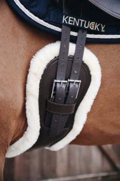 Kentucky Horsewear Anatomischer Lammfell Gurtschoner -Pferdedecken Store 338010 NAT 3