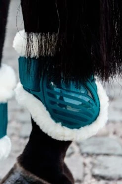 Kentucky Horsewear Vegane Lammfell Streichkappen Für Jungpferde 26 Kentucky Horsewear Vegane Lammfell Streichkappen Für Jungpferde -Pferdedecken Store 342512 EGR 3